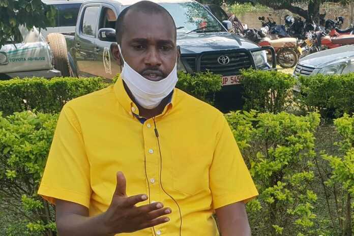 Minister Frank Tumwebaze says mud throwers who seek to bring down rising and successful people like Health Minister Dr Jane Ruth Aceng have weak minds.
