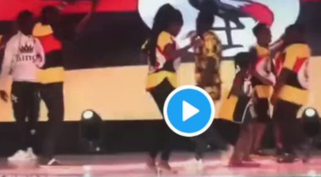 VIDEO: Chaos as Artistes Fight Over Salim Saleh 'Gulu' Money Live on Stage  at Janzi Awards Ceremony at Kololo - The Pearl Times